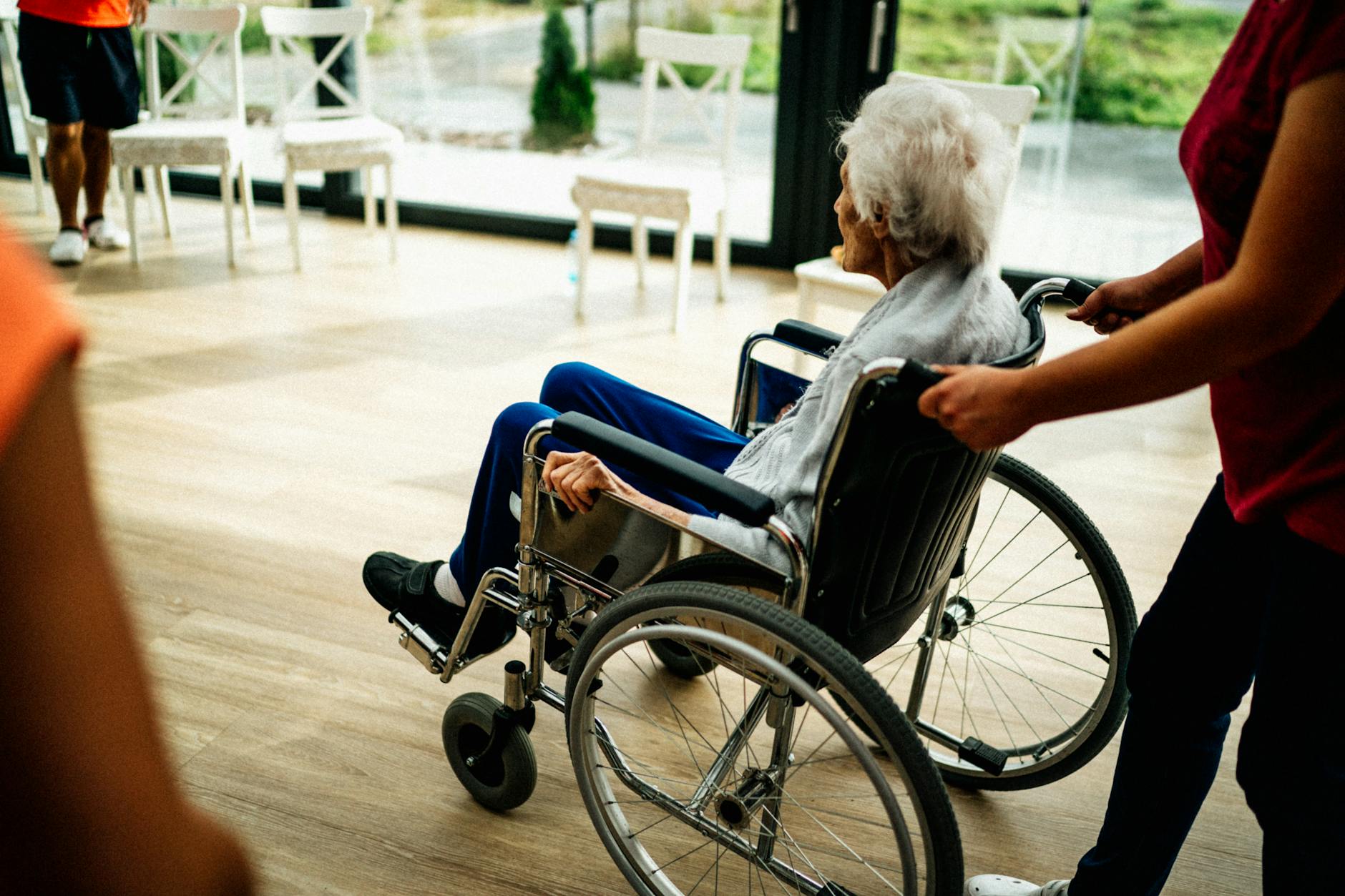 asistenta sociala seniori